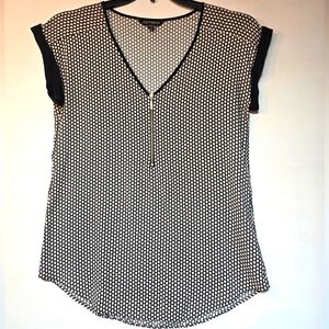 EXPRESS Half Zip V-Neck Cap Sleeve. Black White. Size S